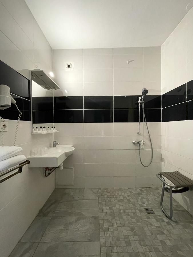Hotel Restaurant Kyriad Direct Dijon Nord - Zenith - Toison D'Or ภายนอก รูปภาพ