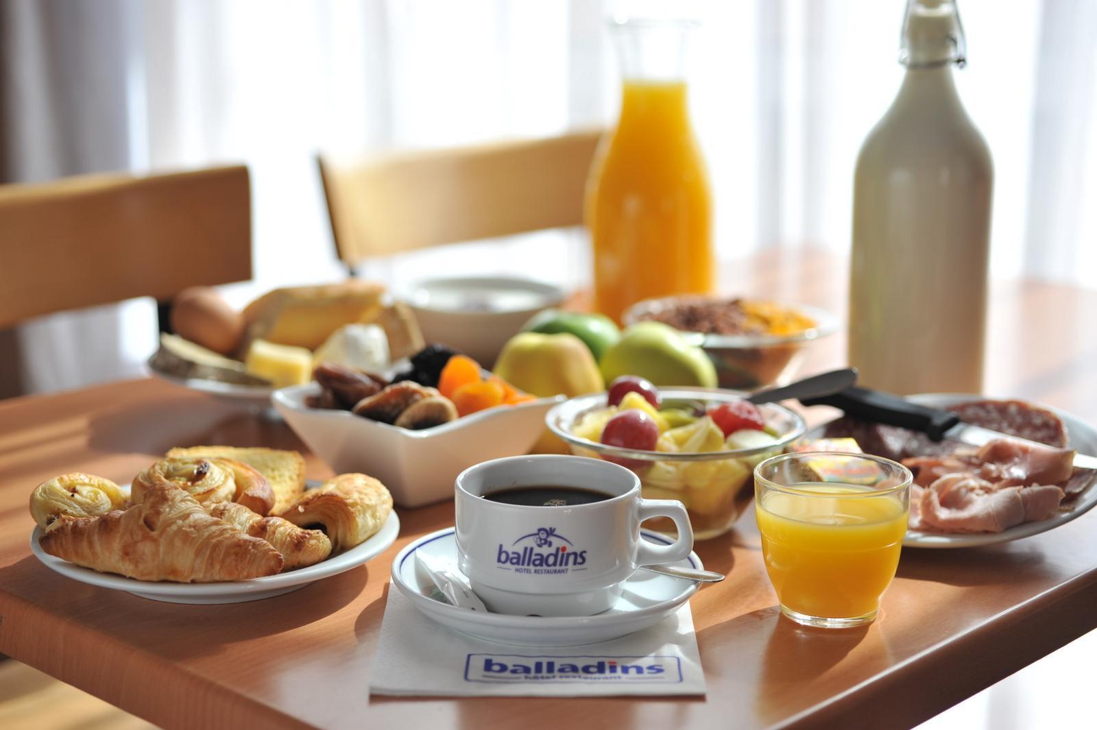 Hotel Restaurant Kyriad Direct Dijon Nord - Zenith - Toison D'Or ภายนอก รูปภาพ