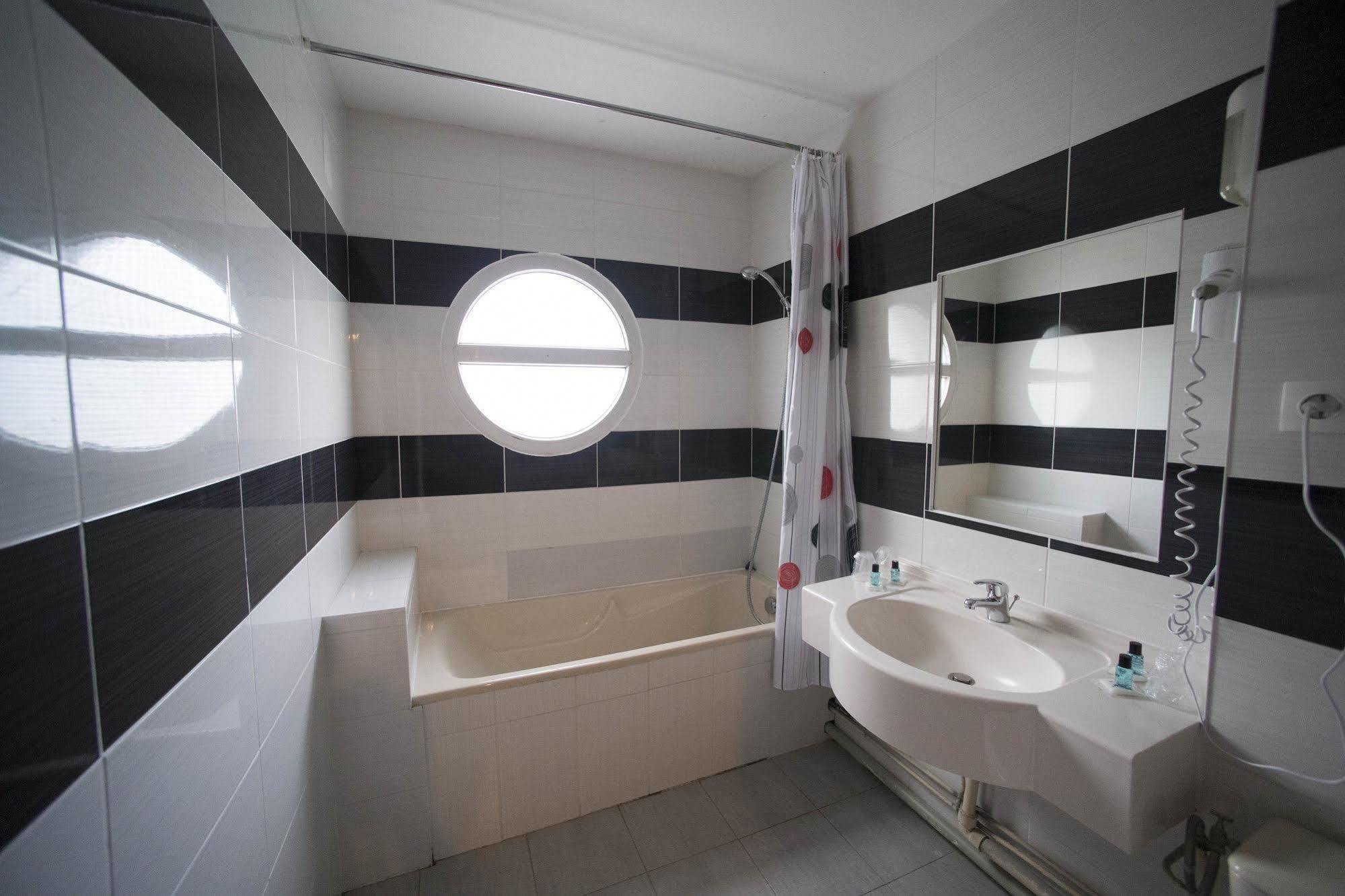 Hotel Restaurant Kyriad Direct Dijon Nord - Zenith - Toison D'Or ภายนอก รูปภาพ